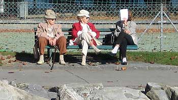 Three Ladies in Nyon. (novala) Three Ladies in Nyon. (novala)