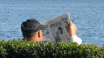 Reading a newspaper. (novala) Reading a newspaper. (novala)