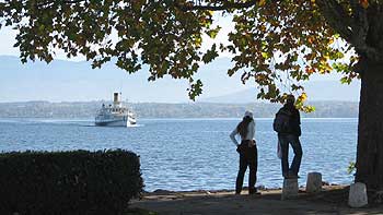 Girls watch boat coming in. (novala) Girls watch boat coming in. (novala)