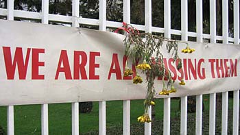 Sign "We are all missing you". (novala) Sign "We are all missing you". (novala)