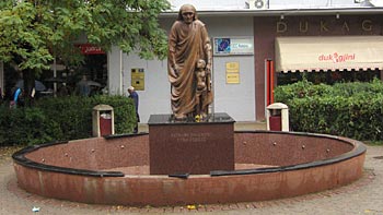 Monument for Mother Theresa. (novala) Monument for Mother Theresa. (novala)